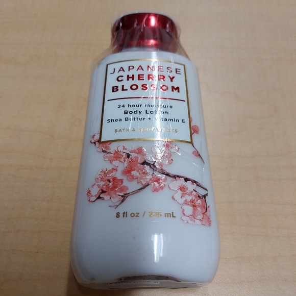 Japanese Cherry Blossom Body Lotion 24 hour moisture 8 fl oz Bath & Body Works - Picture 2 of 5
